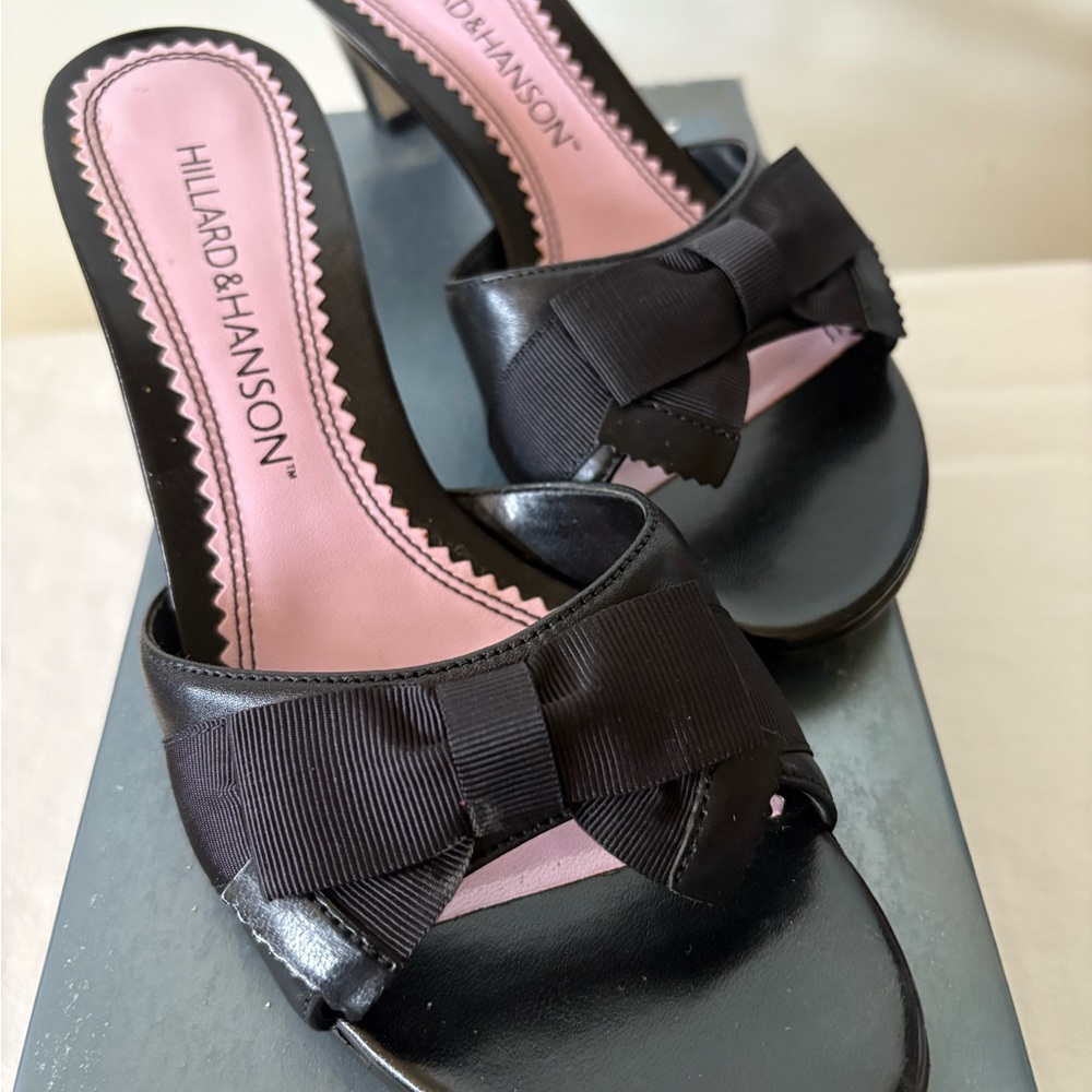 Hillard & Hanson Black Mules with Textured Straps